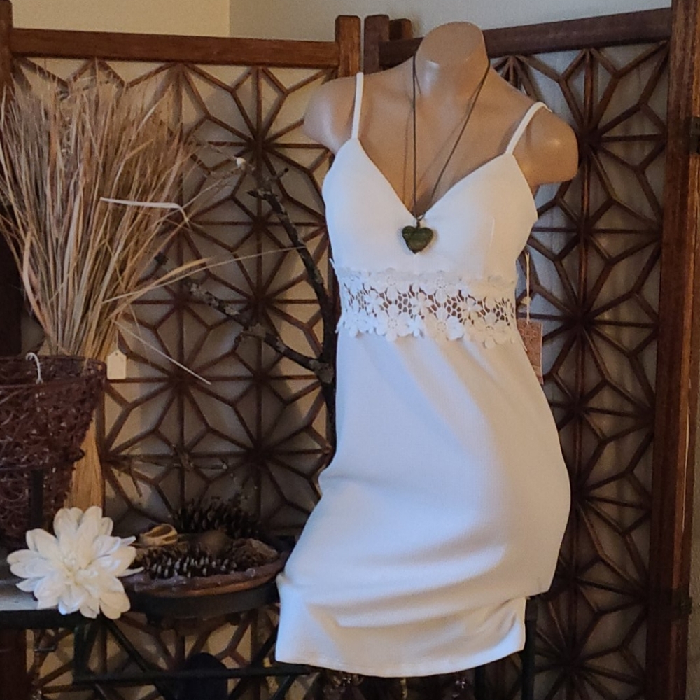 NWT BEAUTIFUL SUMMER LACE WHITE IRIS MEDIUM DRESS. - Picture 2 of 16